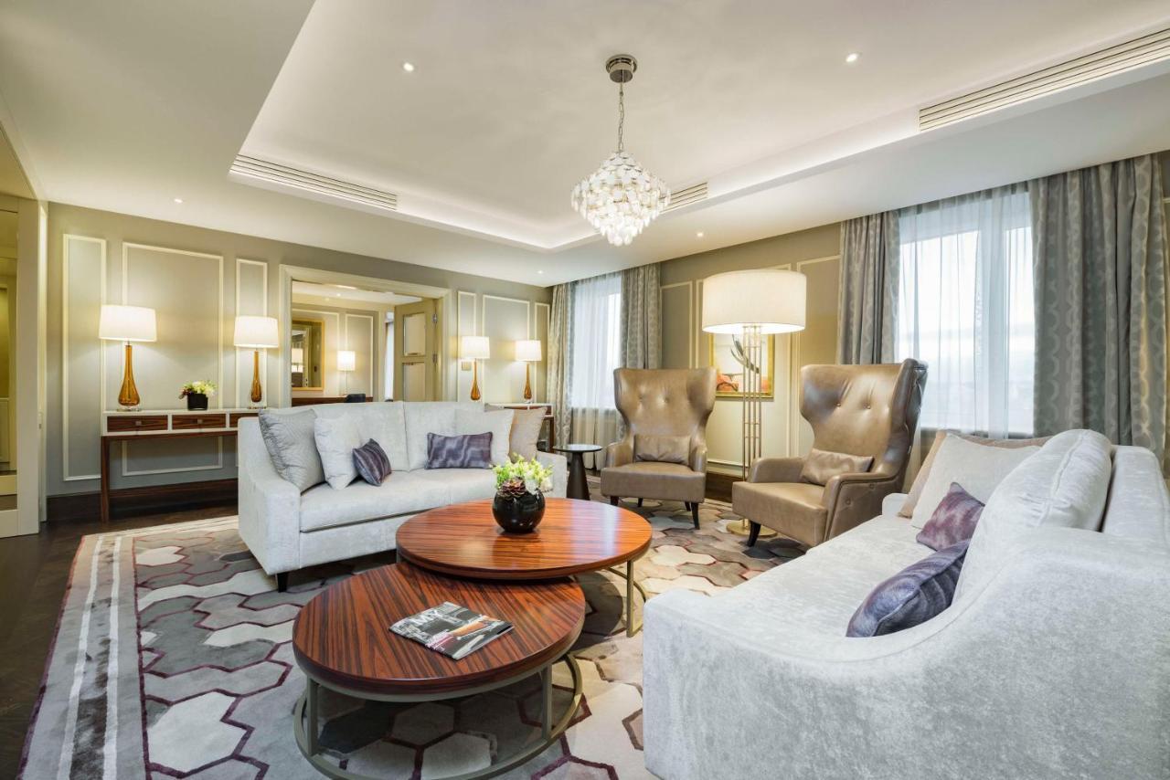 Grand Hotel Kempinski Riga Bagian luar foto The living room of a suite at the hotel