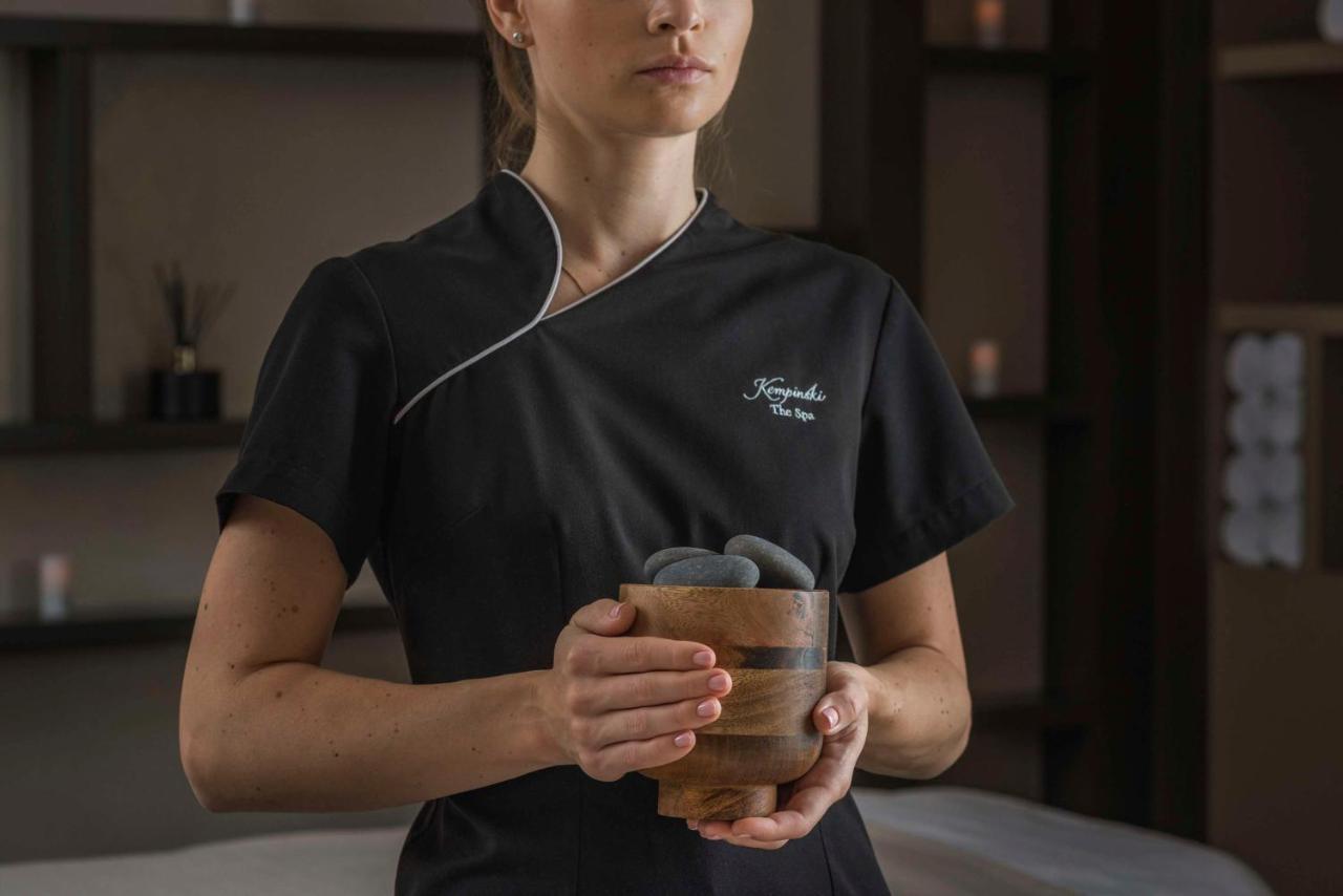Grand Hotel Kempinski Riga Bagian luar foto A spa employee holding a glass of tea