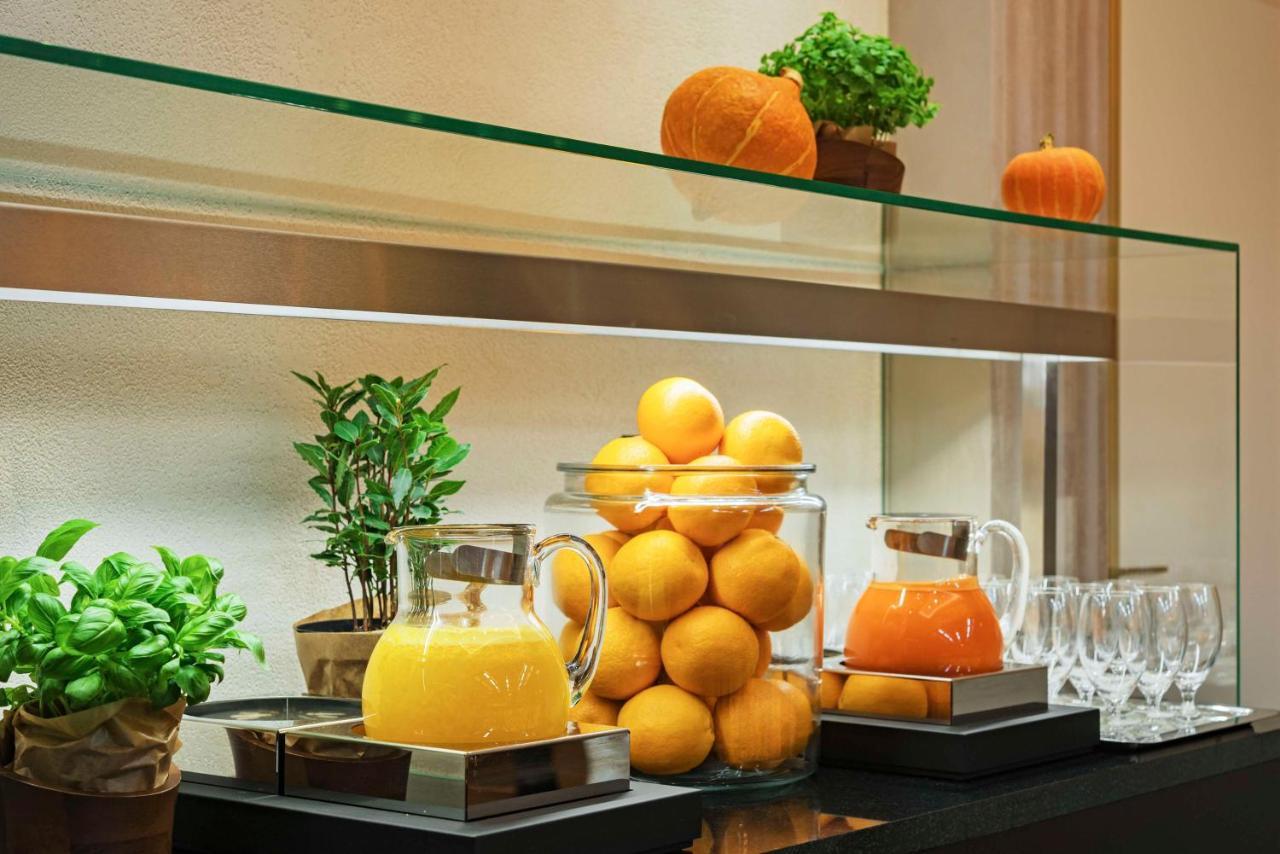 Grand Hotel Kempinski Riga Bagian luar foto A buffet with orange juice