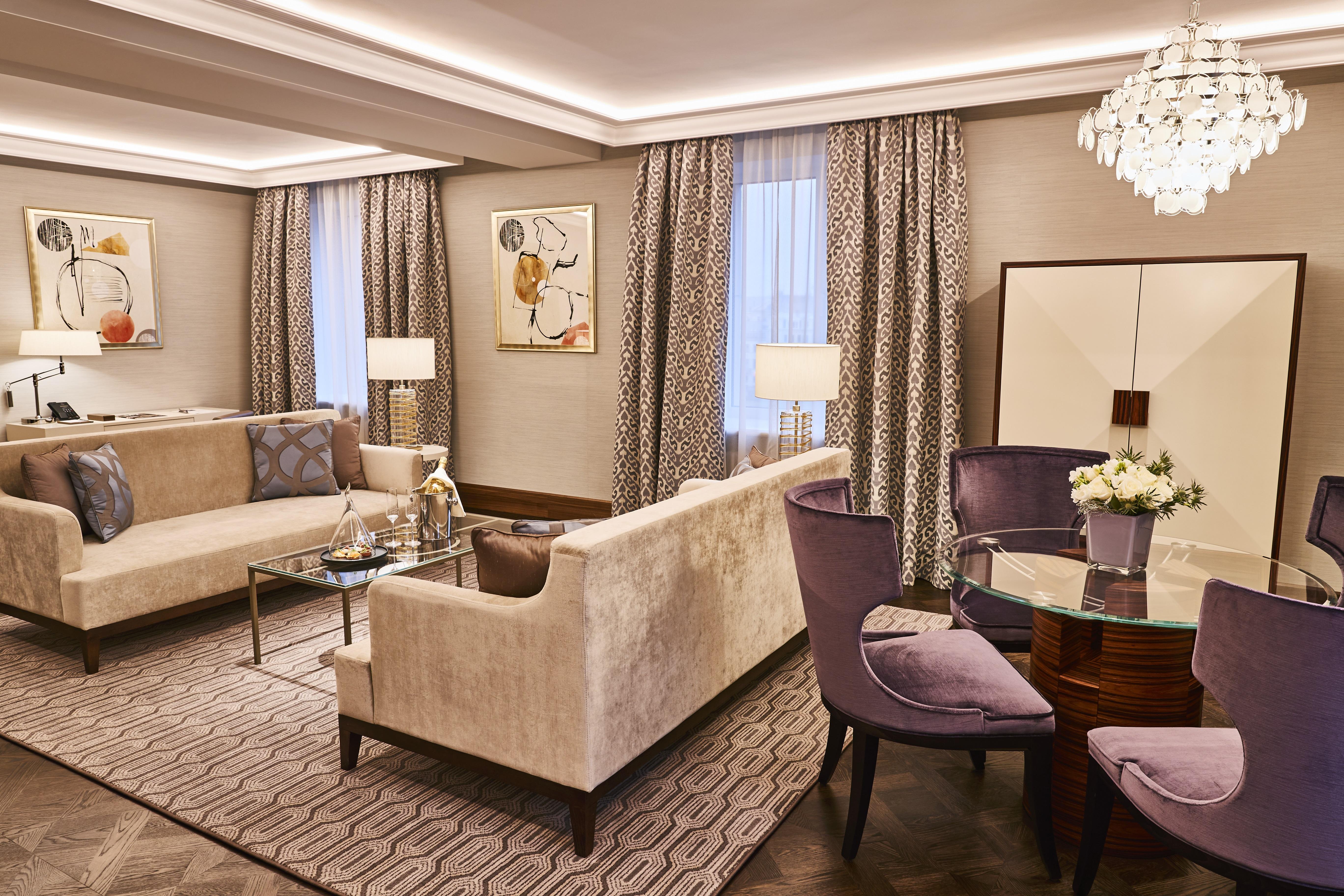 Grand Hotel Kempinski Riga Bagian luar foto The living room of a suite at the Ritz