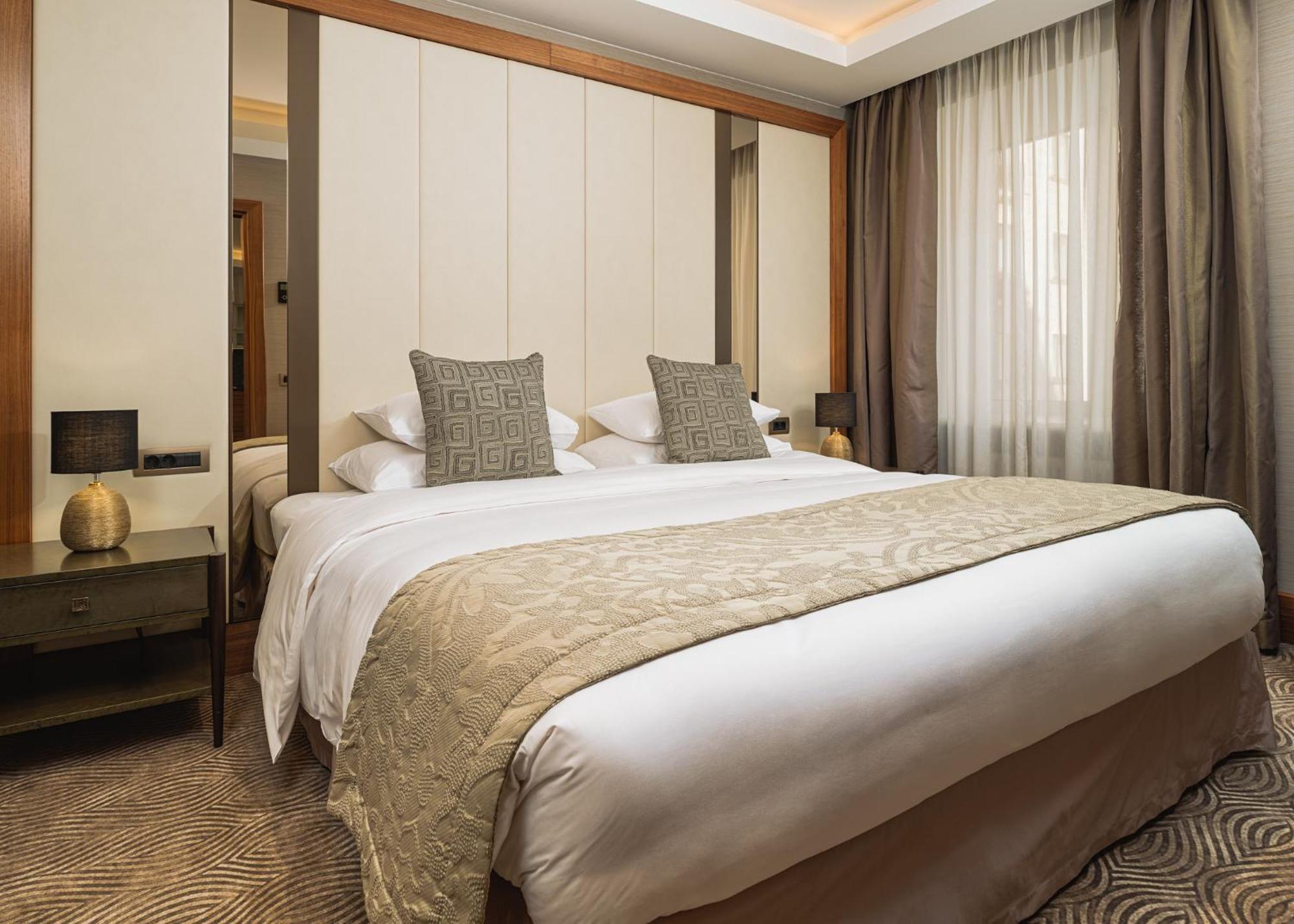 Grand Hotel Kempinski Riga Bagian luar foto A bedroom at the hotel