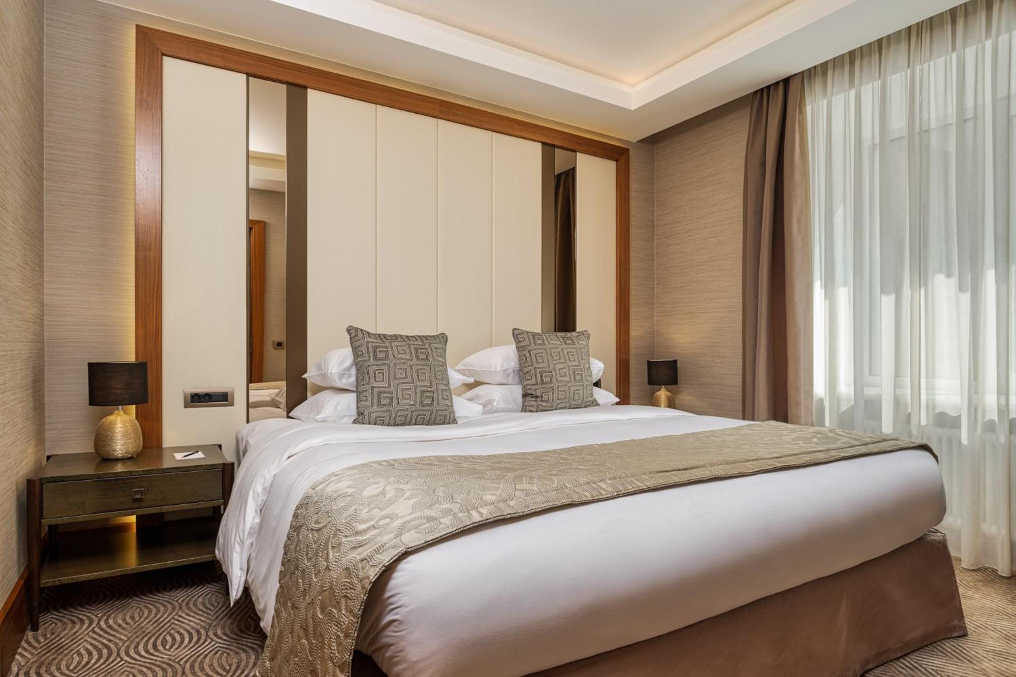 Grand Hotel Kempinski Riga Ruang foto A bedroom at the hotel