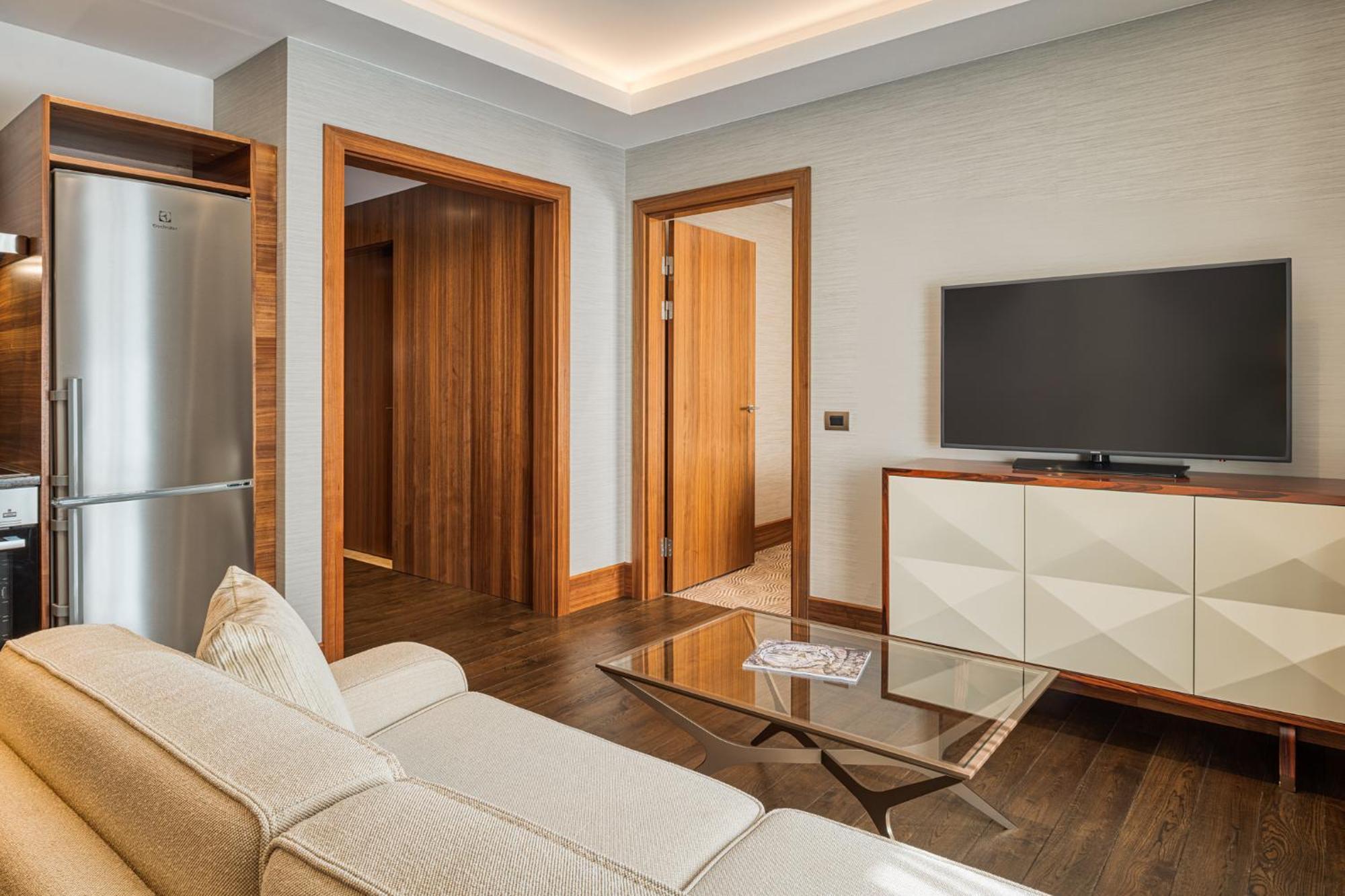 Grand Hotel Kempinski Riga Ruang foto A living room at the hotel
