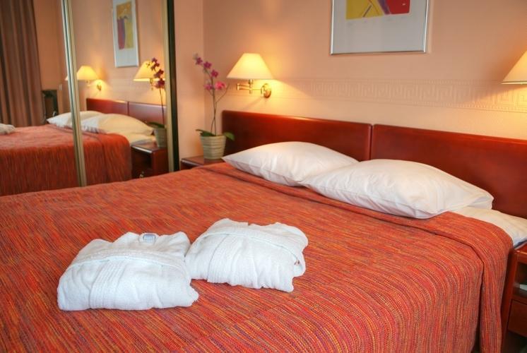 Grand Hotel Kempinski Riga Bagian luar foto A typical room at the hotel