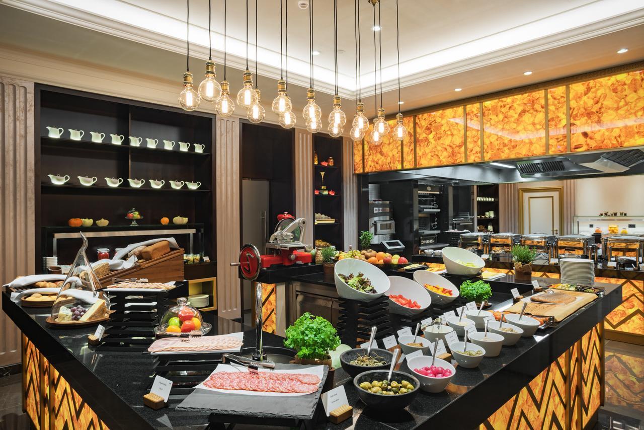 Grand Hotel Kempinski Riga Bagian luar foto The buffet at the hotel