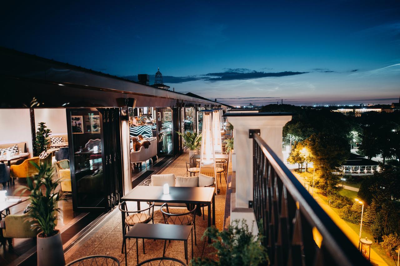 Grand Hotel Kempinski Riga Bagian luar foto The rooftop bar at the Hotel
