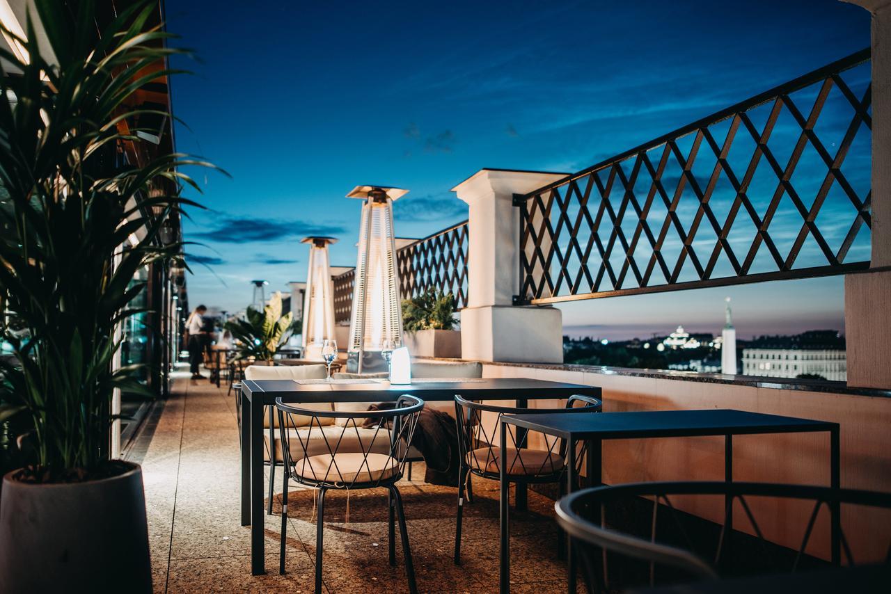 Grand Hotel Kempinski Riga Bagian luar foto The rooftop bar at the hotel
