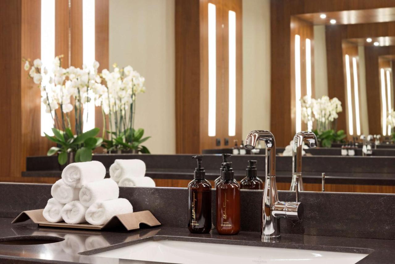 Grand Hotel Kempinski Riga Bagian luar foto Bathroom at the Four Seasons Hotel, London