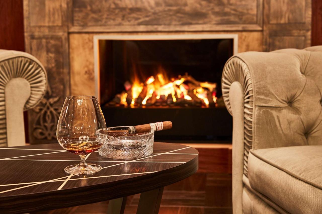 Grand Hotel Kempinski Riga Bagian luar foto A fireplace in a home