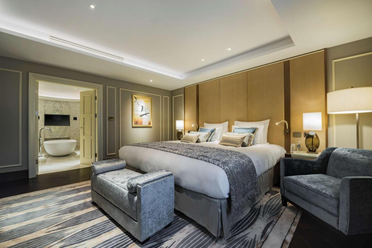 Grand Hotel Kempinski Riga Bagian luar foto A bedroom at the hotel