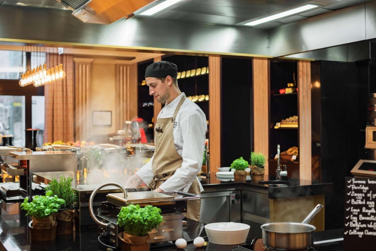 Grand Hotel Kempinski Riga Bagian luar foto A chef at work